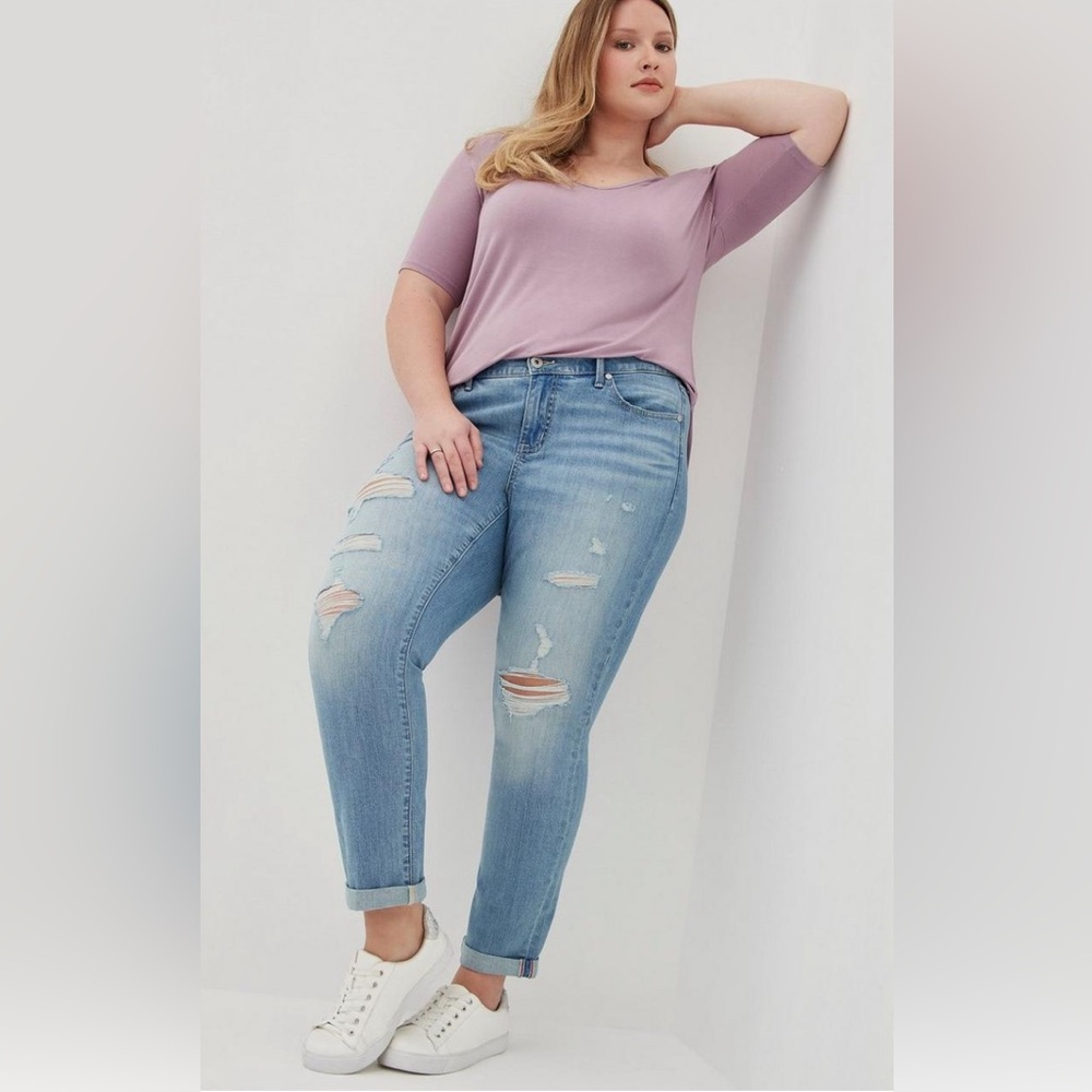 TORRID Sz 16 R Boyfriend Straight Vintage Stretch Light Wash Distressed Jeans
